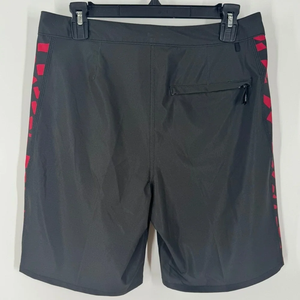 Vans MTE Daily Sideline Mens Boardshorts Black Red 19 Outseam Size 31 Relaxed